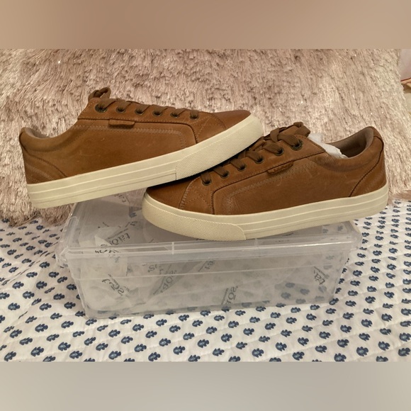 Täōs Sneakers NWOT - Picture 3 of 8